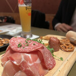 SCHMATZ - シャルキュトリーボード 1380円＋税
                        Charcuterie Board
                        2022年5月17日