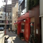 ビストロ コティディアン - 一階の赤い店ではなく、二階が店舗。
