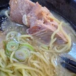 麺屋 る・ぐー - チャーシューリフトに挑戦。