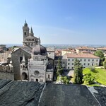 Marien Platz Ristorante e Birreria - 鐘楼が揺れているが、iPhone 13mini だけ鉄柵を越えて写す