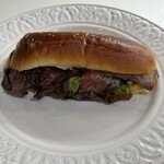 ブランジュリー パリの空の下 - サンドイッチ「まえさわ牛　サーロイン生ハム」１２００円。△。これは見た目はステキだったんが。