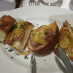 エスト! プロッシモ - いすみ市いかがわチーズ工房産ムチュリと生サルシッチャのクロスティーニ