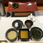 Sushisho Nomura - 右下から時計回りに、ポン酢・自家製醤油・酢味噌・塩と胡麻・梅