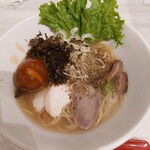 みなとや - いつもの塩ラーメン　柚子胡椒と胡椒入り