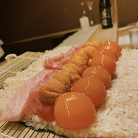 鮨よしかわ 麻布十番 - トロと卵黄の太巻き-濃厚赤出汁ソース-