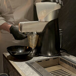 西麻布 焼肉 X - ごま油製造機