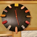 東麻布 天本 - 常連さんが作ってくれたという時計がかわいい