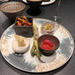 西麻布 焼肉 X - 旬野菜のキムチ
      白菜とアイコトマトのキムチ、そら豆、ヤングコーン、そば豆腐