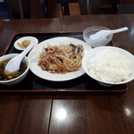 中華料理 万里 - 細切り豚肉、玉葱と炒め定食