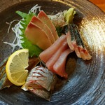 五松屋 - 刺し身は、可もなく不可もなく。飲み屋だから仕方ないけど、ちょっと高い。