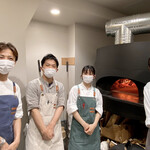IMPASTO - 皆様に写真掲載許可をいただきました。
厨房の中まで入れていただき、なんて図々しいのでしょう
(⌒-⌒; )
この薪窯でピッツァを焼かれているのですね！
温度は約400〜450度といった位でしょうかね。