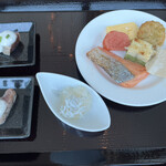 Serizu - ブレックファスト５０００円。カツオのたたき、鮭など。タラコが立派です！！　蕗味噌を寄せた和風テリーヌ？も美味しかったです（╹◡╹）