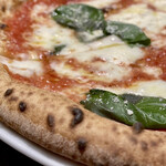 IMPASTO - マルゲリータ
                        Pizzaioloの駒形店長が薪窯で焼いたピッツァ、もっちりとして美味しい！
                        少し焦げた香ばしさにトマトとチーズ、定番のマルゲリータがしっかりと美味しいのですから他も間違いないですね♪