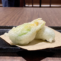 IMPASTO - 水牛のモッツァレラとアンチョビを詰めた花ズッキーニのフリット
                    サクッとした軽い口当たりのフリットが良いですね！
                    ズッキーニの花は早朝に開花しますから朝摘み、アンチョビの風味と塩気がいい味付けです♪