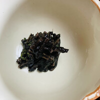 出羽屋 - ②【季節の小鉢3種】
                      ・コゴミ胡麻和え