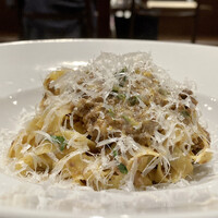 IMPASTO - ボロネーゼ 麺は自家製タリアテッレ 50g
                      （通常は90gですがパスタも調整して下さります）
                      葛山料理長手打ちのタリアテッレを選択しましたが大正解！
                      ボロネーゼソースが良く絡みとっても美味しいです♪
                      