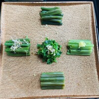 出羽屋 - ①【前菜5種盛り：お浸し】中央〜時計周り
                    ウコギ、シドケ、ミズ、ワラビ、アイコ