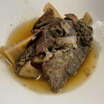 A e B - 月の輪熊の肋肉とやまもとたけのこ、野人谷田さんのアミガサタケ