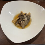 A e B - 月の輪熊の肋肉とやまもとたけのこ、野人谷田さんのアミガサタケ