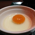 Hananomai - 追加の生玉子　50円　/　味が濃い玉子。美味しいです。必ず追加で頼みます。