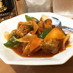 紅葉亭 - 酢豚750円。しゃきしゃきの野菜とカリッと揚がったお肉、お酢のバランスが、何度でも食べたくなるお味。奥に見えているのは黒霧島のボトル2,680円