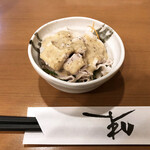 紅葉亭 - お通し。豚しゃぶ、ビールにぴったり。お値段は聞いたことがないので推測ですが、350円か400円のはず