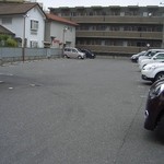 味愛おか半 - 駐車場はたっぷりあります。店内はほぼ満席でしたが、駐車場は余裕あり。