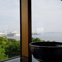 パノラミックレストラン ル・ノルマンディ - 山下公園の青葉とその先には氷川丸が見えます