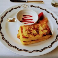 パノラミックレストラン ル・ノルマンディ - モンテ・クリストサンドとヨーグルトにフルーツ