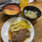 175212506 - ビーフとコンビ丼¥2200 お味噌汁付き。