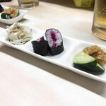 がばちょ - セット（アテ3品+ドリンク1杯/500円） この日のラインナップは、しらす奴・しば漬けの細巻き・もろきゅう