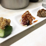 がばちょ - セット（アテ3品+ドリンク1杯/500円） この日のラインナップは、もろきゅう、たこキムチ、魚の棒棒鶏ダレ♡