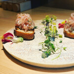 炭火焼き鳥 鶏尽 花れ - 【過去メニュー】生ハムと木の芽のたたき　プレタポルテのバケットに載せて