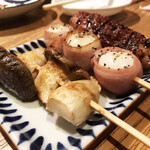 博多串焼き バッテンよかとぉ - うずらベーコン（231円/1本） ■つくね（297円） ■エリンギ（187円）