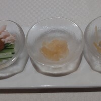 崎陽軒本店 嘉宮 - 前菜はわかさぎの何かとくらげと棒々鶏ソースがけ(220511)