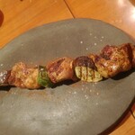 EHIME×スペイン料理 ふしおん - 岩城島レモンポークの特大スパイス串焼き～ピンチョモルーノ～