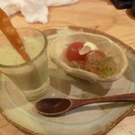 お通し(豆のスープ、冷やしトマト)