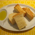 トラットリア ピウ リッコ - ②パン（お替り自由）