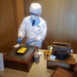 日本橋浅田 - だし巻きを焼くスタッフさん※本人了承済