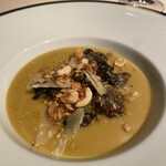 フォリオリーナ・デッラ・ポルタ・フォルトゥーナ - スープ。エスカルゴなど。ナッツの入り具合が泣かせますというか泣きます。旨い