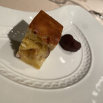 フォリオリーナ・デッラ・ポルタ・フォルトゥーナ - 燻製マスカルポーネ入りケーキとドライトマトとかのチョコ