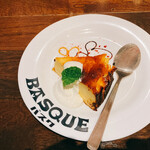 バル バスク - なかなか立派なレギュラーチーズケーキ