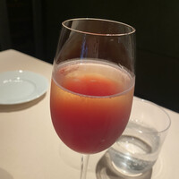 フォリオリーナ・デッラ・ポルタ・フォルトゥーナ - スパークリングにローズマリーや蜂蜜その他。いつも最初のカクテルには驚かされます。どうして思いつくのだろう。。。と。美味しい