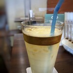 カフェ クレール - 大阪に来たなら「ミックスジュース」飲まないとね。♪ ◆特製ミックスジュース(850円）・・何が特製なのかは解りませんけれど、普通に美味しい。 でも少しお高めかかしら。(^◇^;
