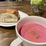 カシュアル オ アリス - 鮮やかピンクのビーツの冷製スープ