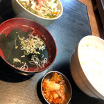 大昌園 - でっかい「どんぶりご飯とワカメスープ、サラダ、キムチがセット