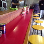 ラーメン 珍楽 本店 - カウンターです。イメージと違ってかなり綺麗でした。ちょっとピンボケ・・。