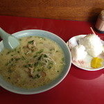 ラーメン 珍楽 本店 - 奥の方に座った為か、ちょっと光量が足りない。おにぎりの方が輝いています。ちょっと齧っていますけど・・。