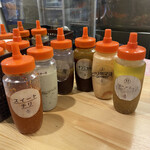 唐揚げ専門店 から揚げまる - 自分好みのソースを楽しめます