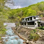 乳頭温泉郷 妙乃湯 - 先達川沿いに建つ温泉旅館です